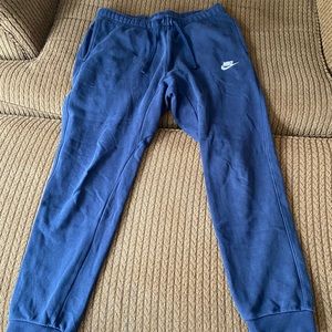 Mens Nike medium jogger in navy.
